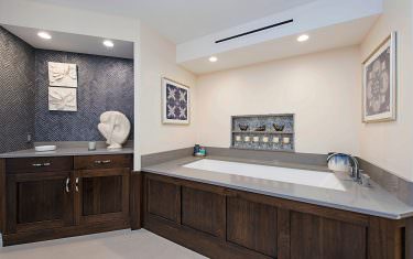 4041-Gulf-Shore-Blvd-N-1707-print-011-Tub-and-Vanity-4200x2804-300dpi