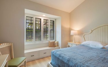 Lykos residential remodel - Bedroom with vertical windows