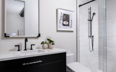 990-Scott-Dr-Guest Bath 2